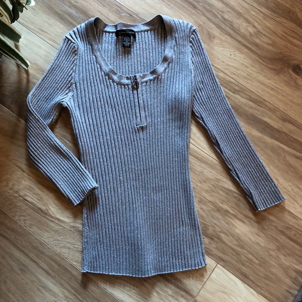 Gorgeous flattering Sweater-Gray w/ silver  🍁